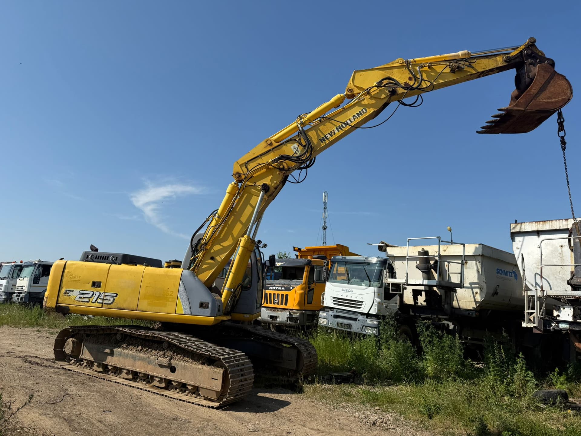 NEW HOLLAND E 215 EXCAVATOR