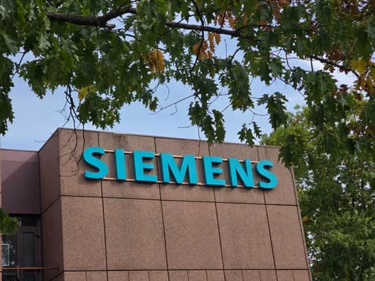SIEMENS Moorenbrunn Standortauflösung wegen Umzug - elektrisch höhenverstellbare Schreibtische - Büroeinrichtung - Pflanzen - Diverses - LAST STEP