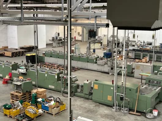Standortschließung einer bekannten Druckerei: Druckmaschinen, umfangreiches Druckmaschinenzubehör, Produktionstechnik, Ersatzteile, Fördertechnik, Werkstatt- und Betriebsausstattung sowie Lager- und Büroeinrichtung