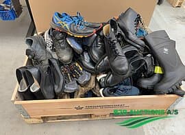 2 pallets with various shoes