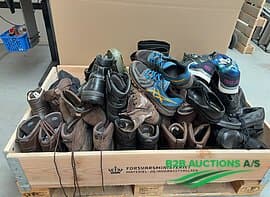 2 pallets of various shoes