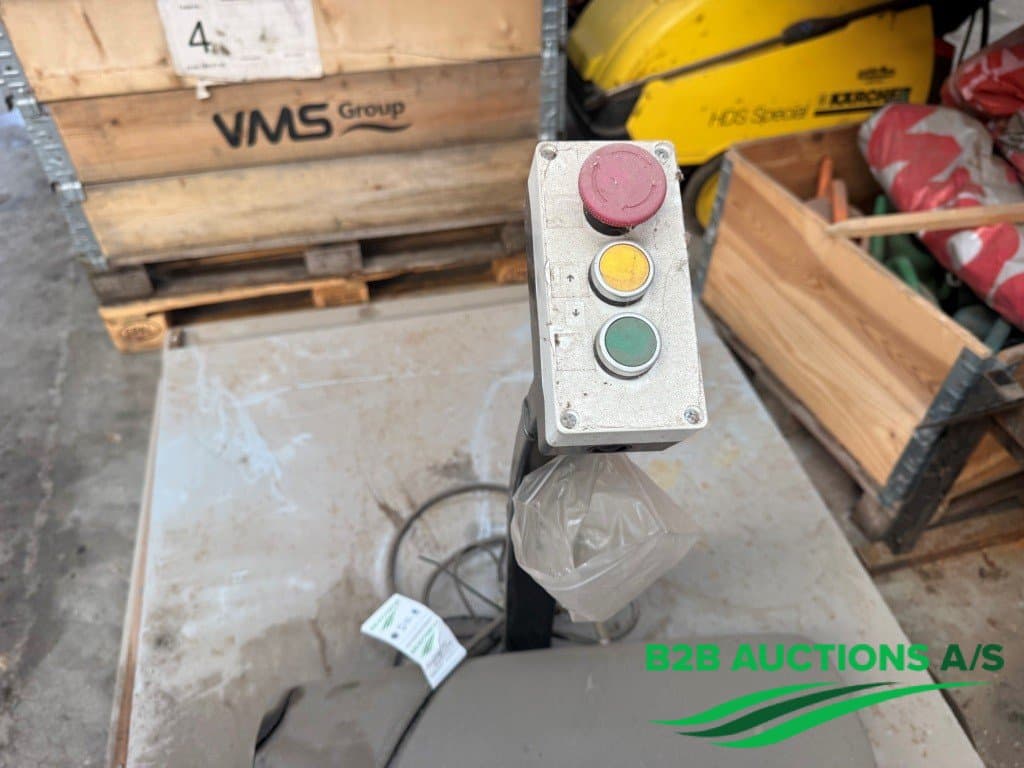 SILVERSTONE SL 1001 Electric Lift Table - image 2