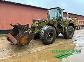 Liebherr L544 with 4 in a shovel - game