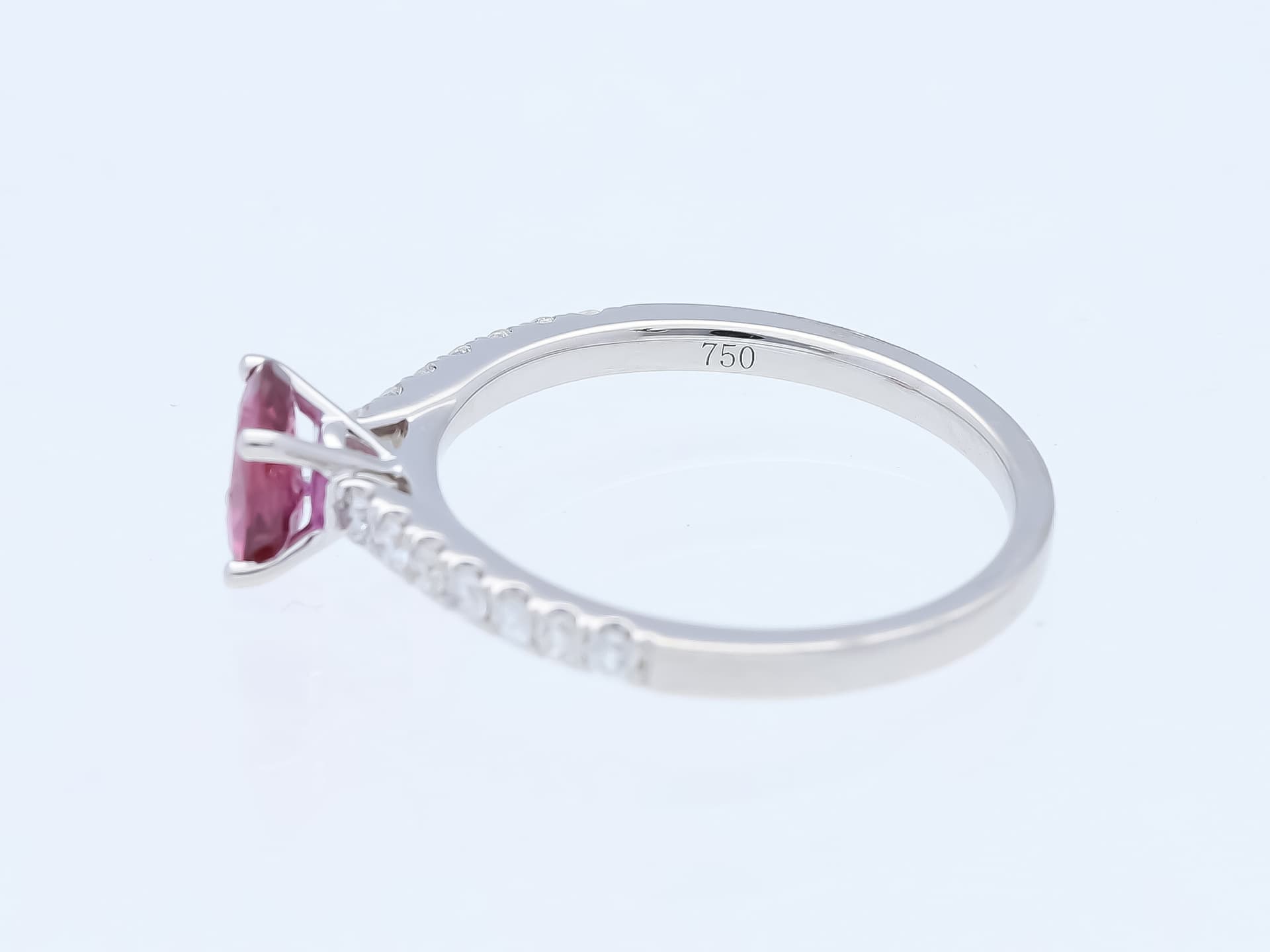Ring+1,01+ct.+Rubin,+Diamanten+750+Gold+/+18+Karat+IGI+Zertifikat - image 3