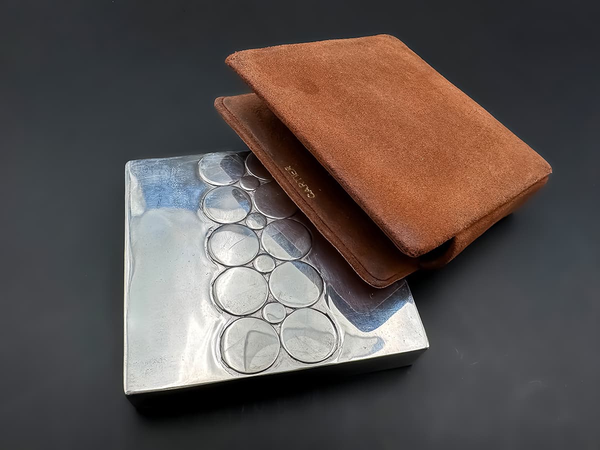Silber+Deckel+Dose,+signiert+mit+"MR+und+Sterling"+in+Cartier+Leder+Hülle