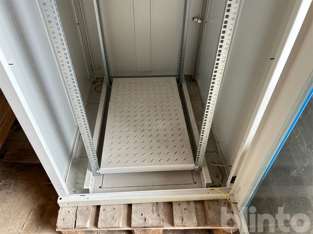 Server cabinet empty (year of construction not known) - image 3