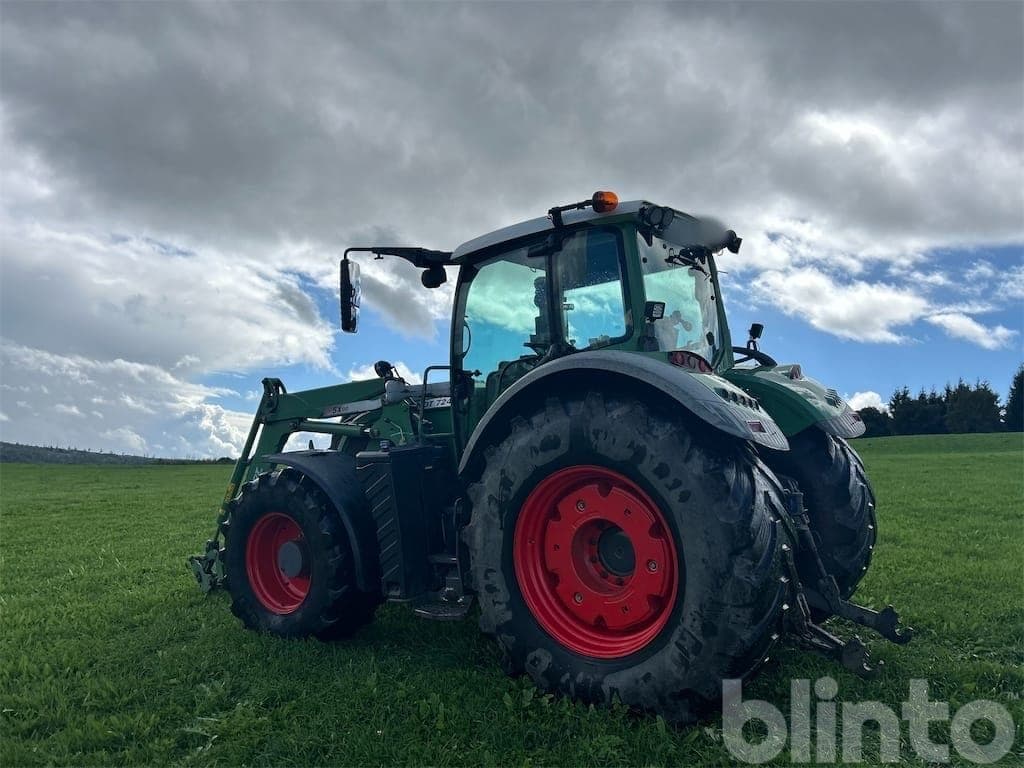 Tractor with Fendt 724 Vario front loader with F Endt Cargo 5X90 (2011) - image 3