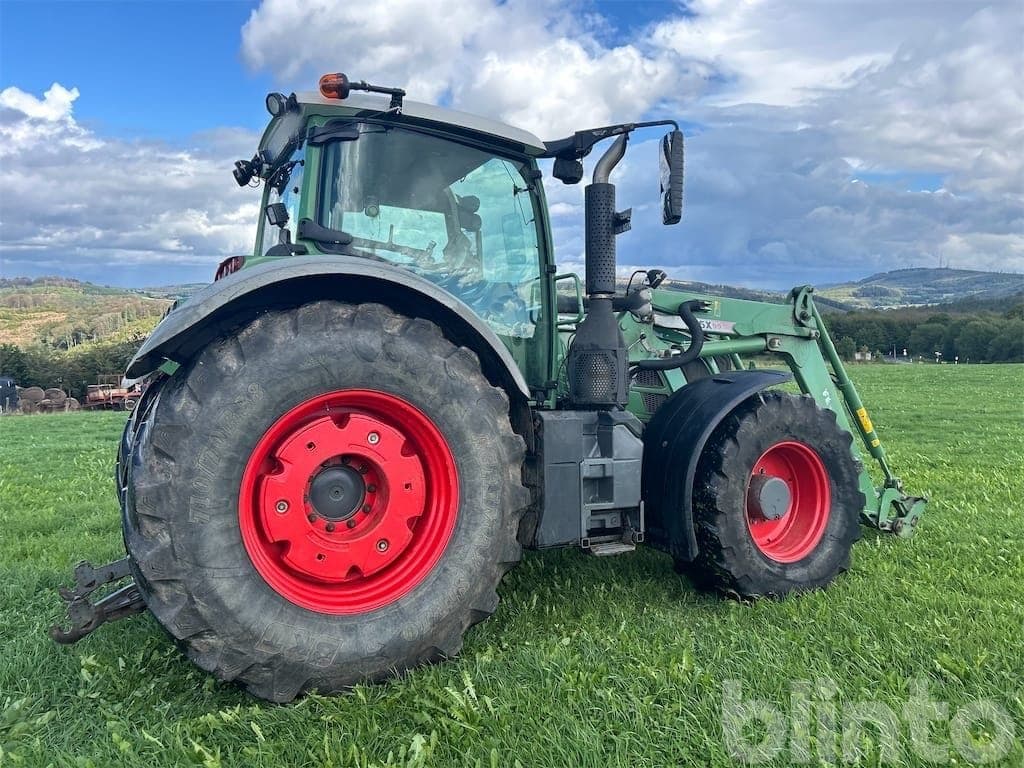 Tractor with Fendt 724 Vario front loader with F Endt Cargo 5X90 (2011) - image 4