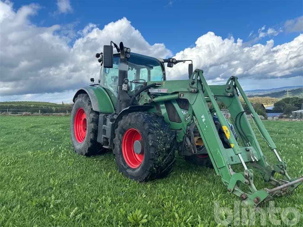 Tractor with Fendt 724 Vario front loader with F Endt Cargo 5X90 (2011) - image 2