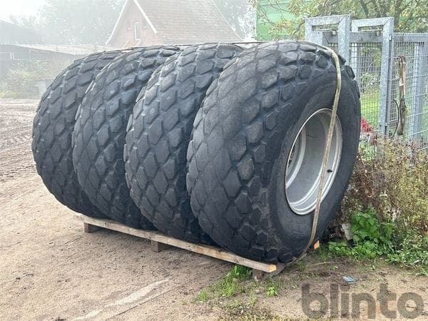 4 x complete wheel with Alliance tyres in size 23.1-26