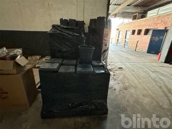 3 pallets Planting pots made of plastic with coasters – about 700 pcs.