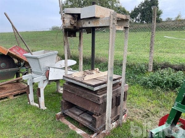 Paal's vertical fruit press