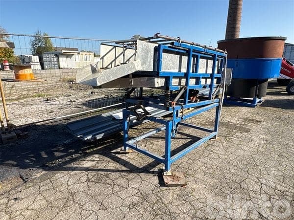 Vibration screening machine (replacement part carrier)
