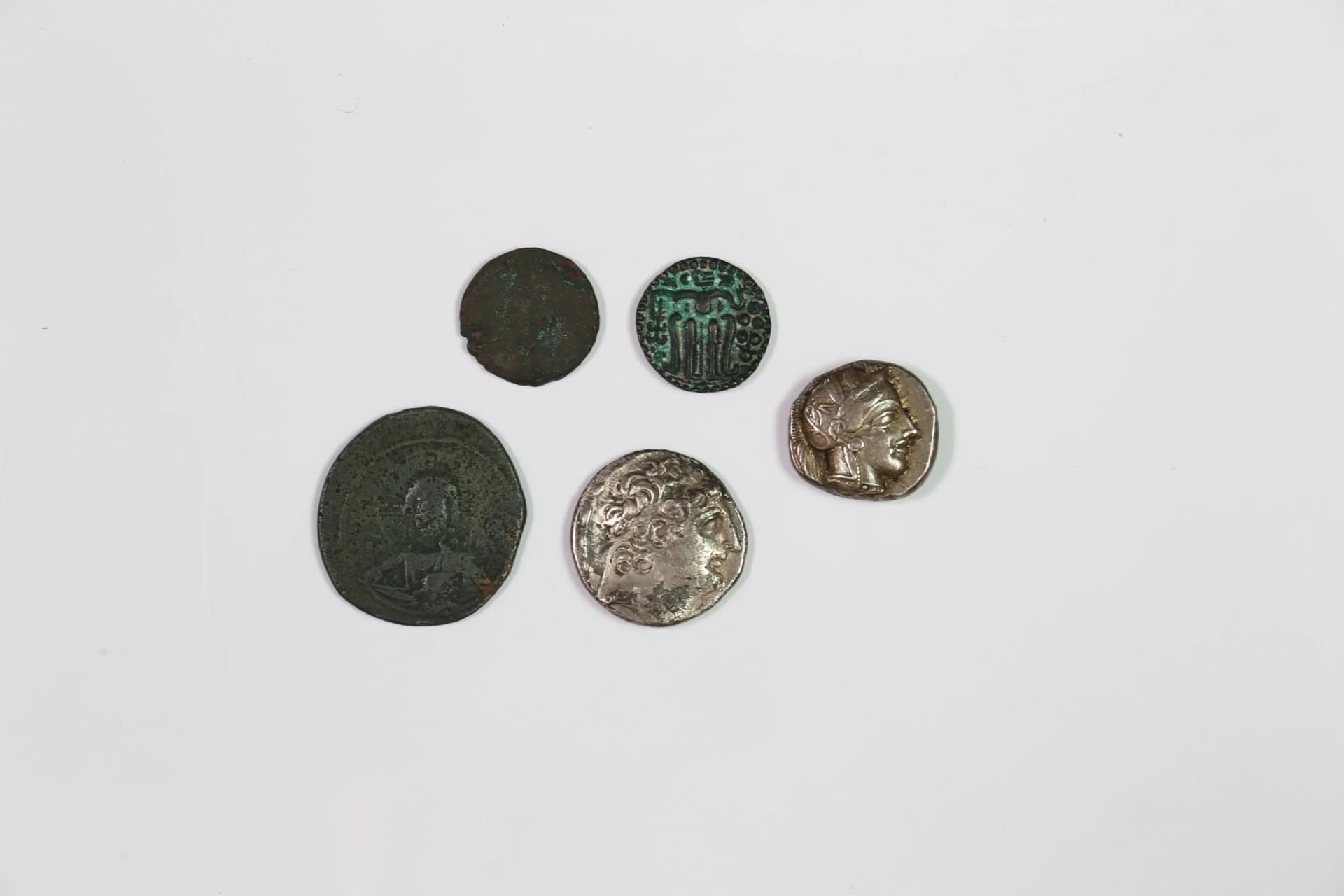 ANTIKE, Lot von fünf antiken Münzen, darunter u.a. eine Tetradrachme Athens (17,14g, ca. nach 449 v. Chr.). Erhaltung meist um sehr schön. Wohl - image 2