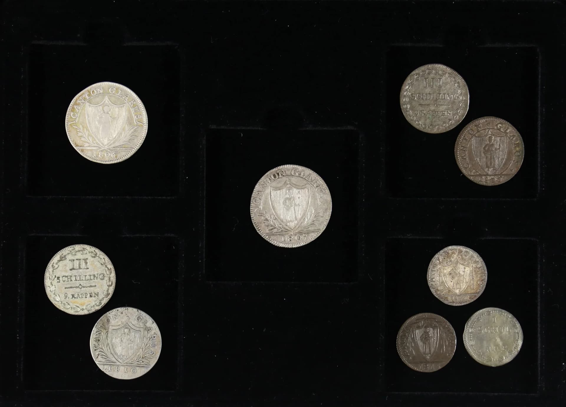 SCHWEIZ, GLARUS, kleine Sammlung von neun Münzen. Enthalten sind: 15 Schilling 1806 und 1807, 3 Schilling 1806, 1810 und 1814, sowie 1 Schilling - image 2