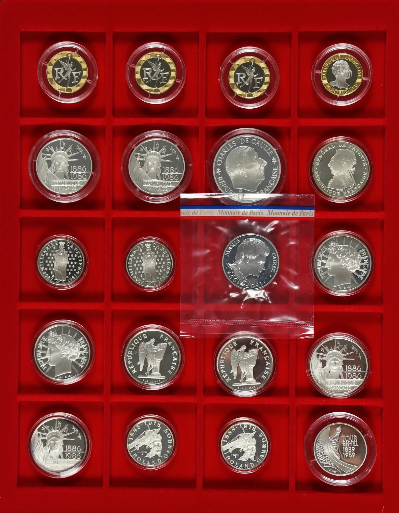 FRANKREICH, Sammlung von 30 Münzen. Dabei u.a. 3 x 10 Francs 1988 Genie de la Bastille und 1 x 10 Francs 1989 300. Geburtstag von Montesquieu - je - image 2