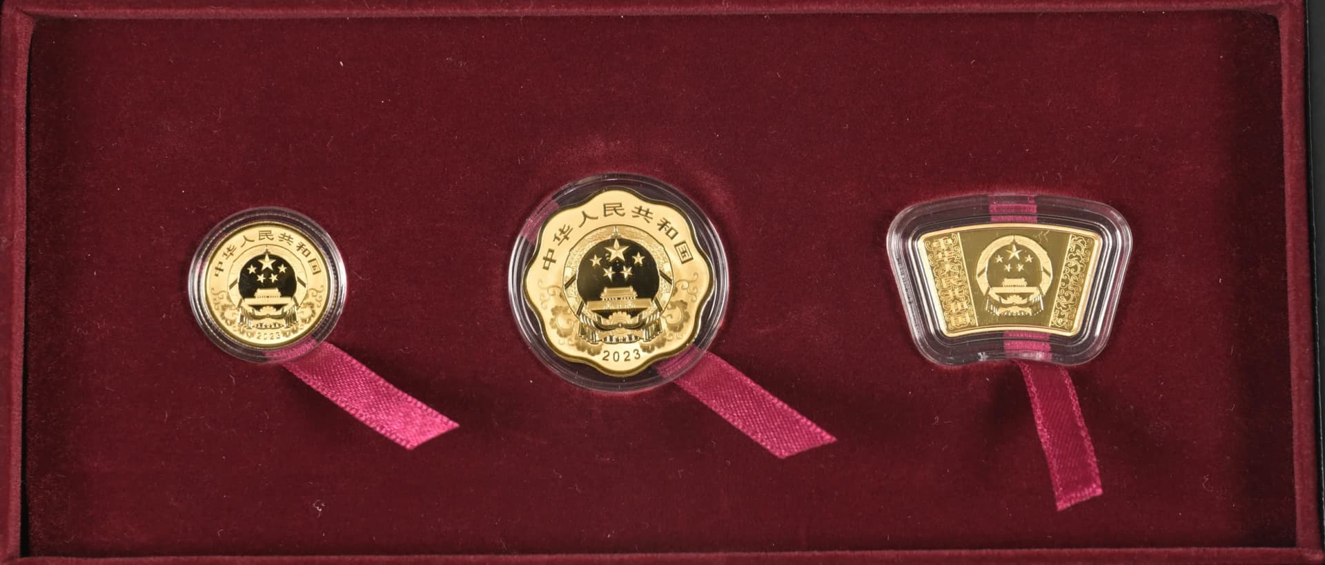 Set zu 200, 150 und 50 Yuan Gold 2023. Lunar Jahr des Hasen. Mit Zertifikat in Ausgabeschatulle, Polierte Platte. Auflage nur 30 Stück. - image 2