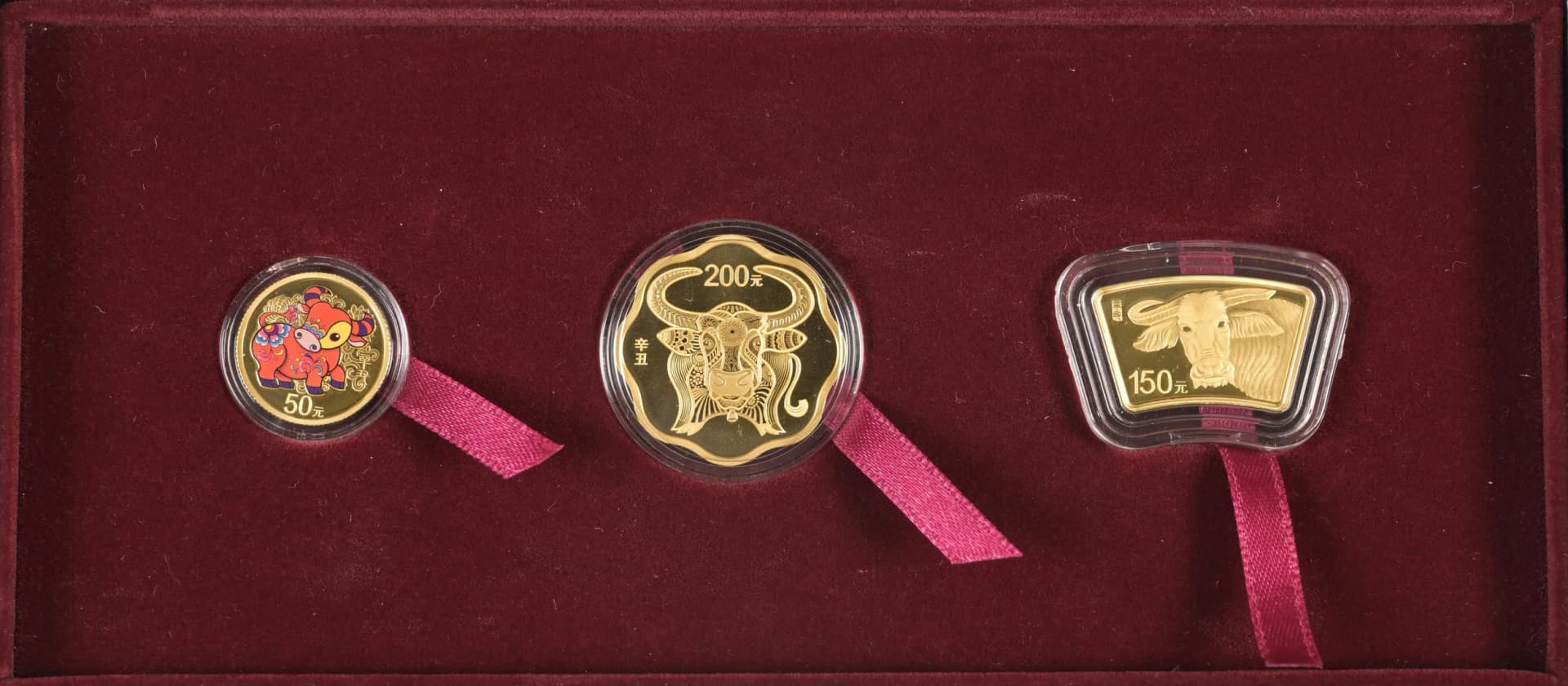 Set zu 200, 150 und 50 Yuan Gold 2021. Lunar Jahr des Ochsen. Mit Zertifikat in Ausgabeschatulle, Polierte Platte. Auflage nur 50 Stück. - image 2