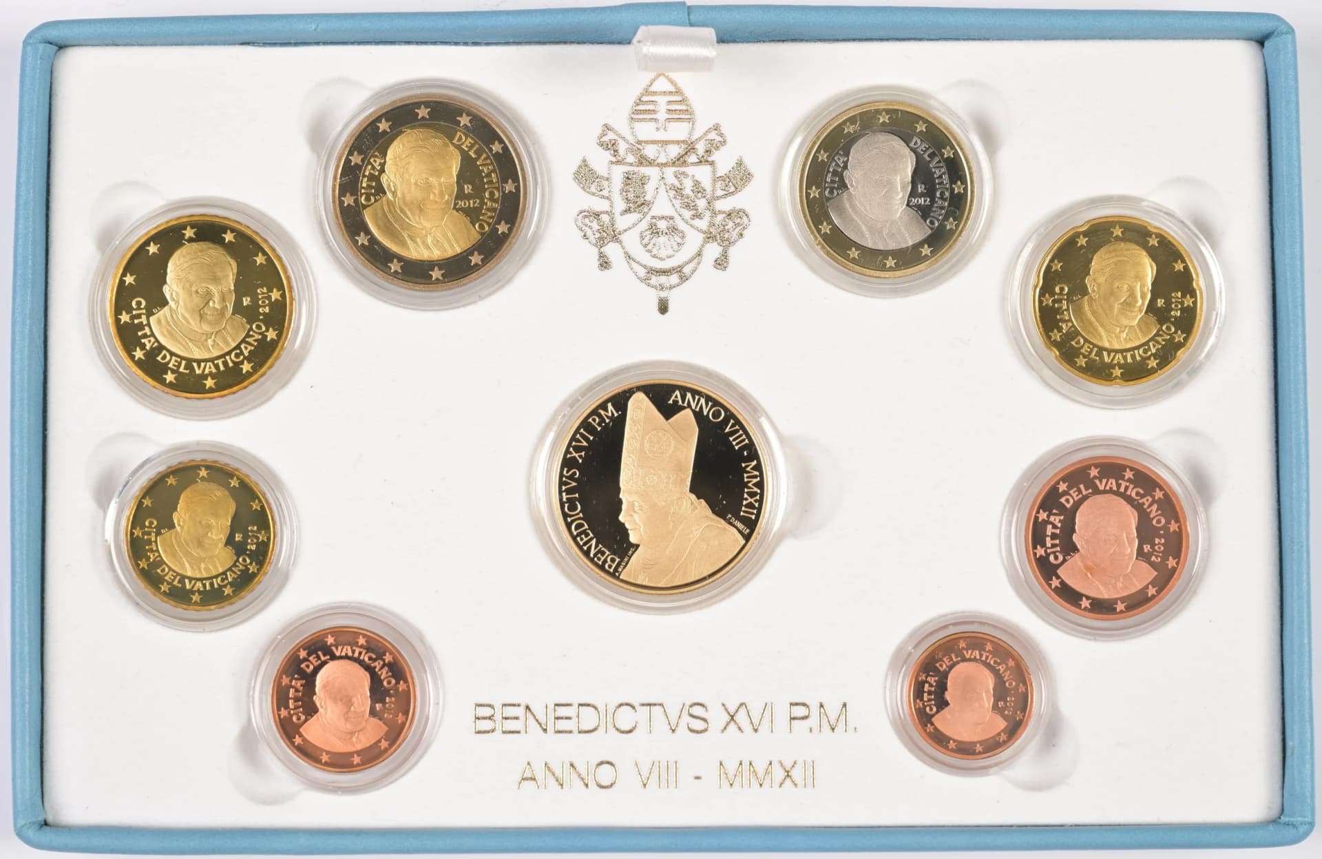 2 Euro - 1 Cent mit 50 Euro Gold, 2012, Kursmünzensatz. Benedikt XVI., 10 Jahre vatikanischer Euro. Mit Zertifikat in Ausgabeschatulle, Polierte - image 2