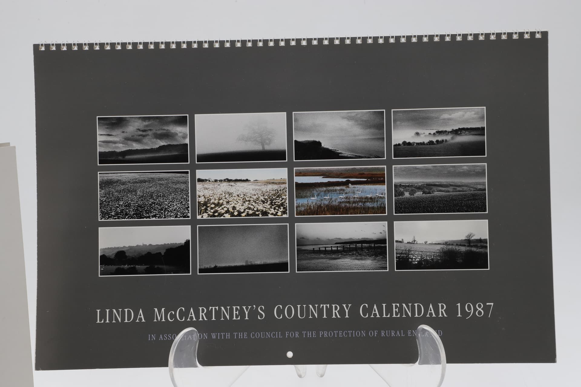 LINDA MCCARTNEY – COUNTRY CALENDAR 1987 WITH ORIGINAL BOX, PUBLICATIONS AND PHOTOGRAPHIC POSTCARDS. - image 3
