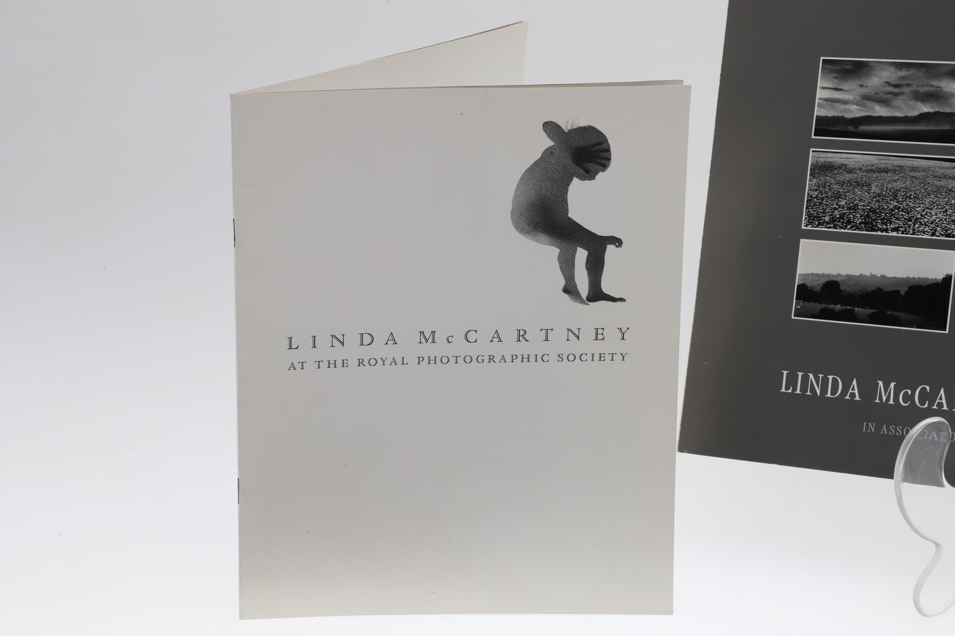 LINDA MCCARTNEY – COUNTRY CALENDAR 1987 WITH ORIGINAL BOX, PUBLICATIONS AND PHOTOGRAPHIC POSTCARDS. - image 2