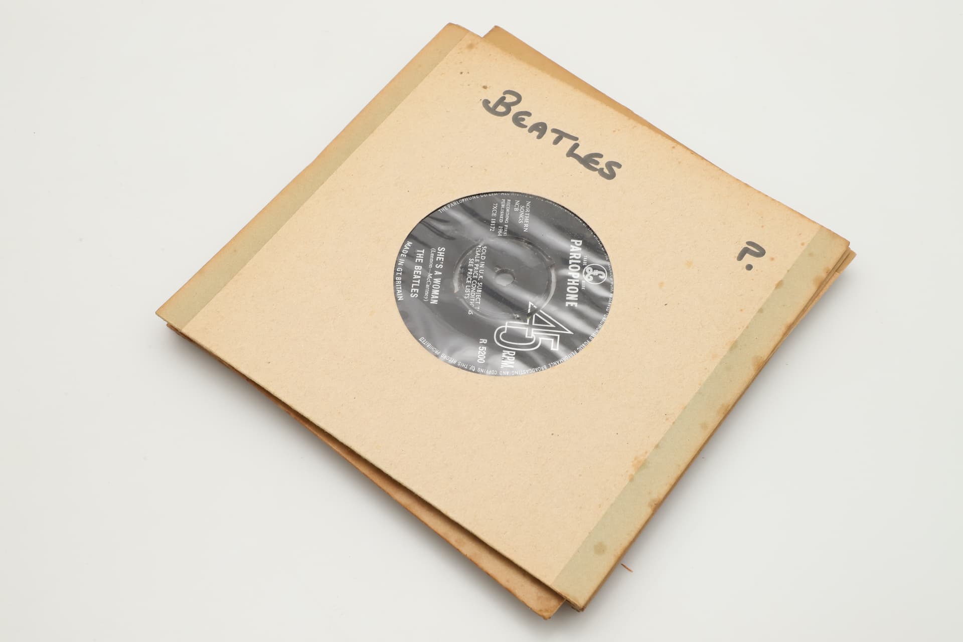 THE BEATLES – A COLLECTION OF EARLY AND MID-1960s 7" SINGLES, INCLUDING RED PARLOPHONE PLEASE PLEASE ME, LOVE ME DO, SHE LOVES YOU AND STRAWBERRY FIELDS FOREVER (32). - image 5