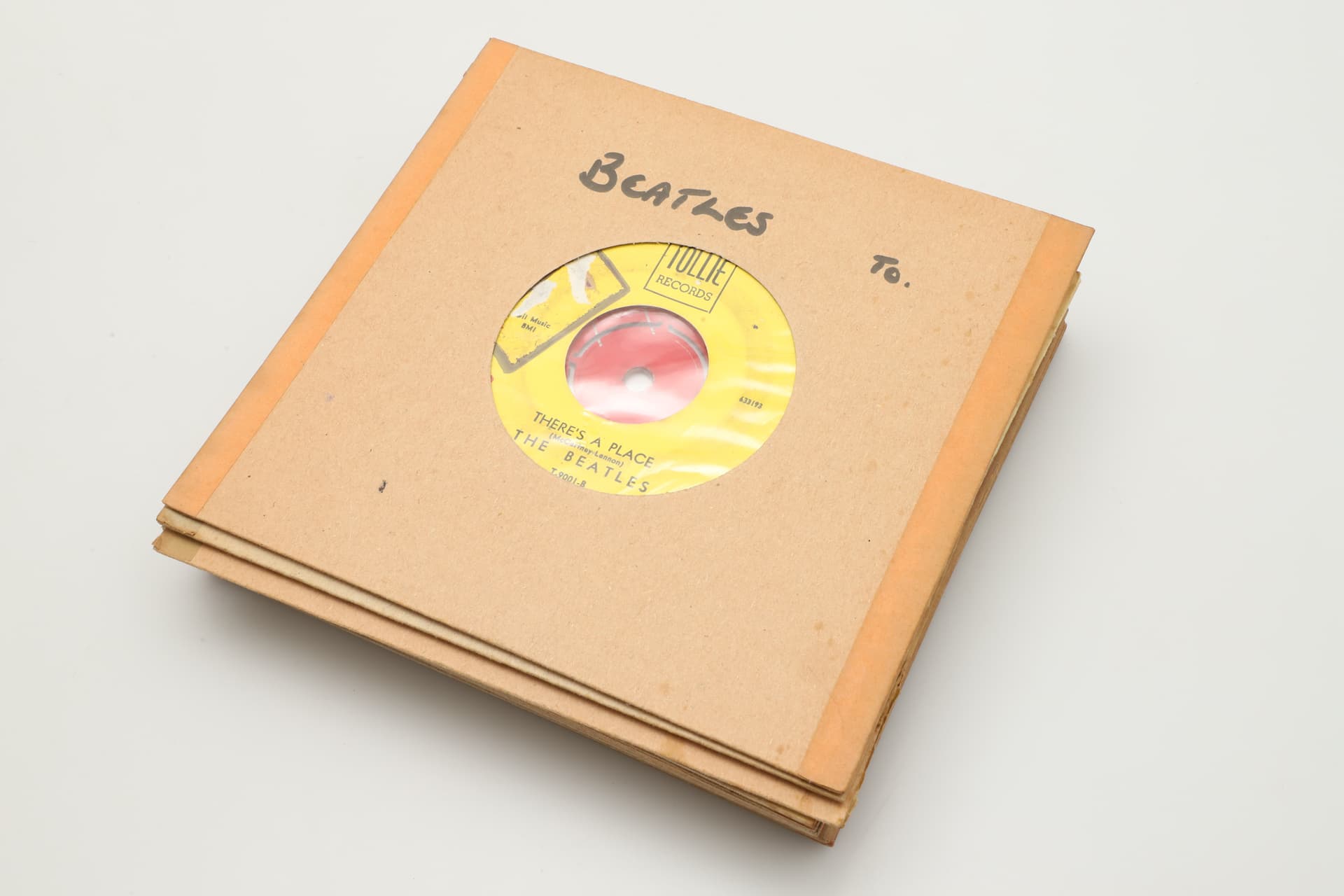 THE BEATLES – A COLLECTION OF EARLY AND MID-1960s 7" SINGLES, INCLUDING RED PARLOPHONE PLEASE PLEASE ME, LOVE ME DO, SHE LOVES YOU AND STRAWBERRY FIELDS FOREVER (32). - image 2