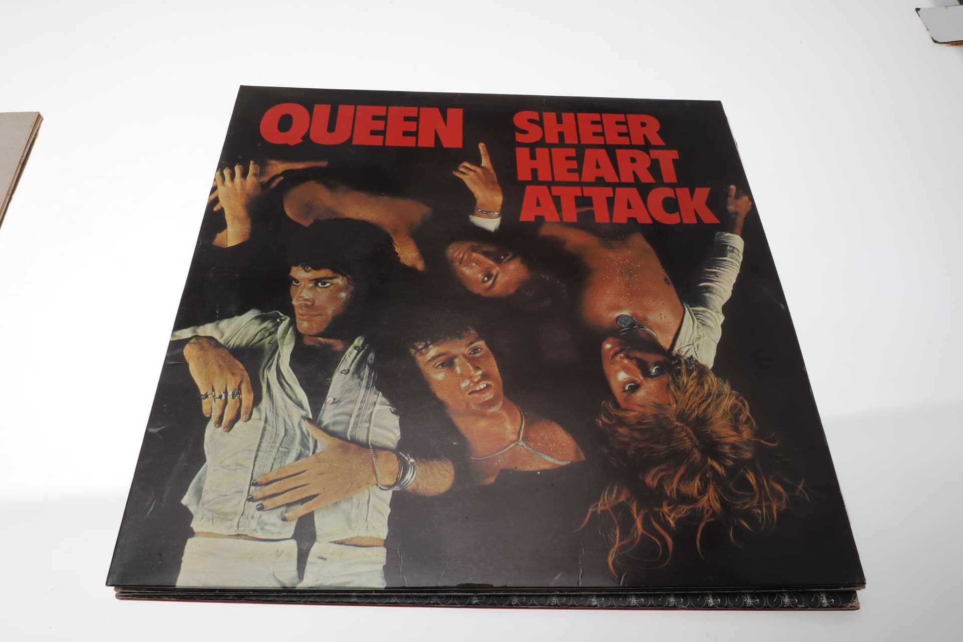 QUEEN LP COLLECTION INCLUDING A NIGHT AT THE OPERA, JAZZ, SHEER HEART ATTACK AND A DAY AT THE RACES – UK PRESSINGS. - image 5