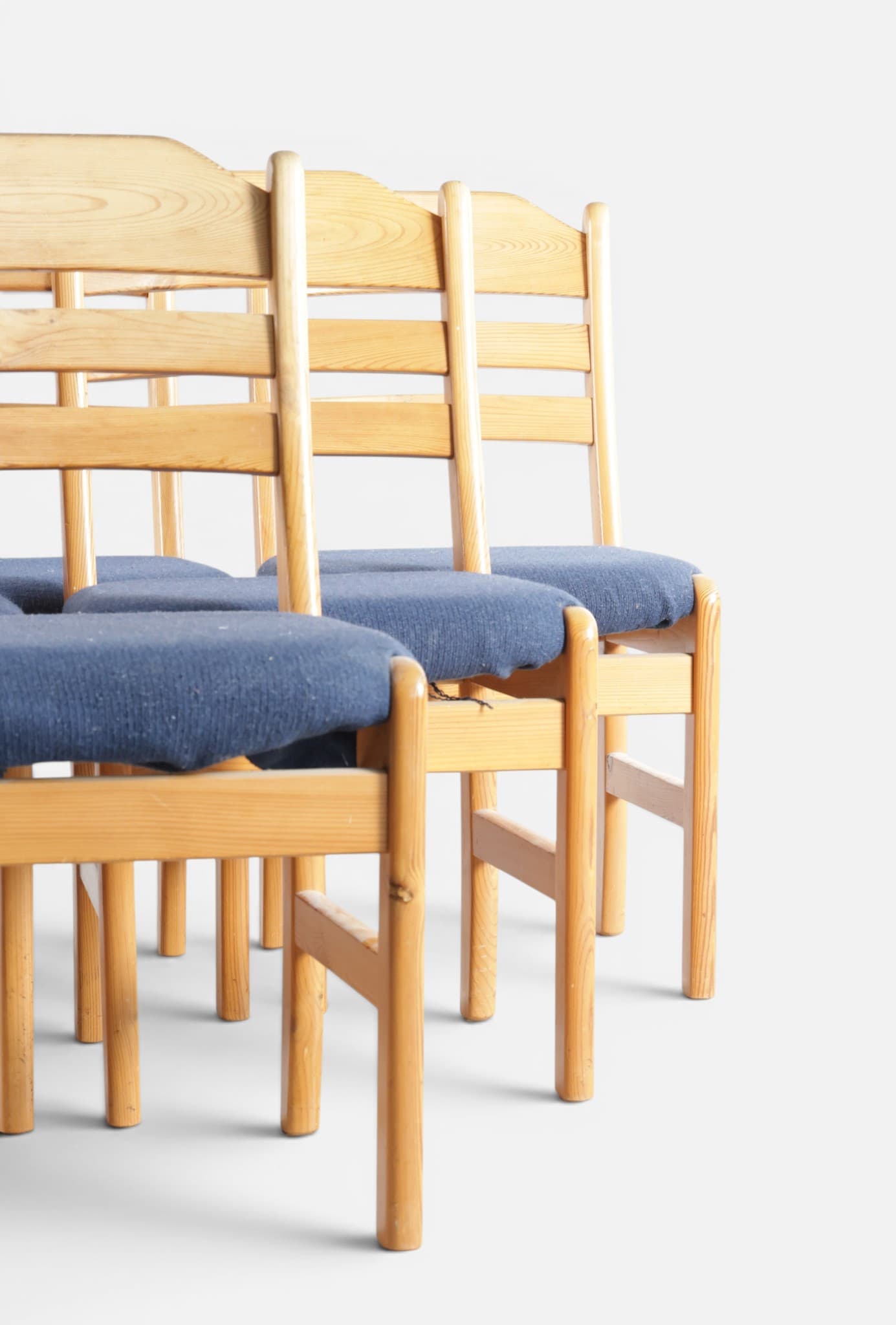 Set of six dining chairs with frames of solid pine, seats upholstered in blue furniture fabric. Denmark, 1970s - Brutalist (6). - image 3