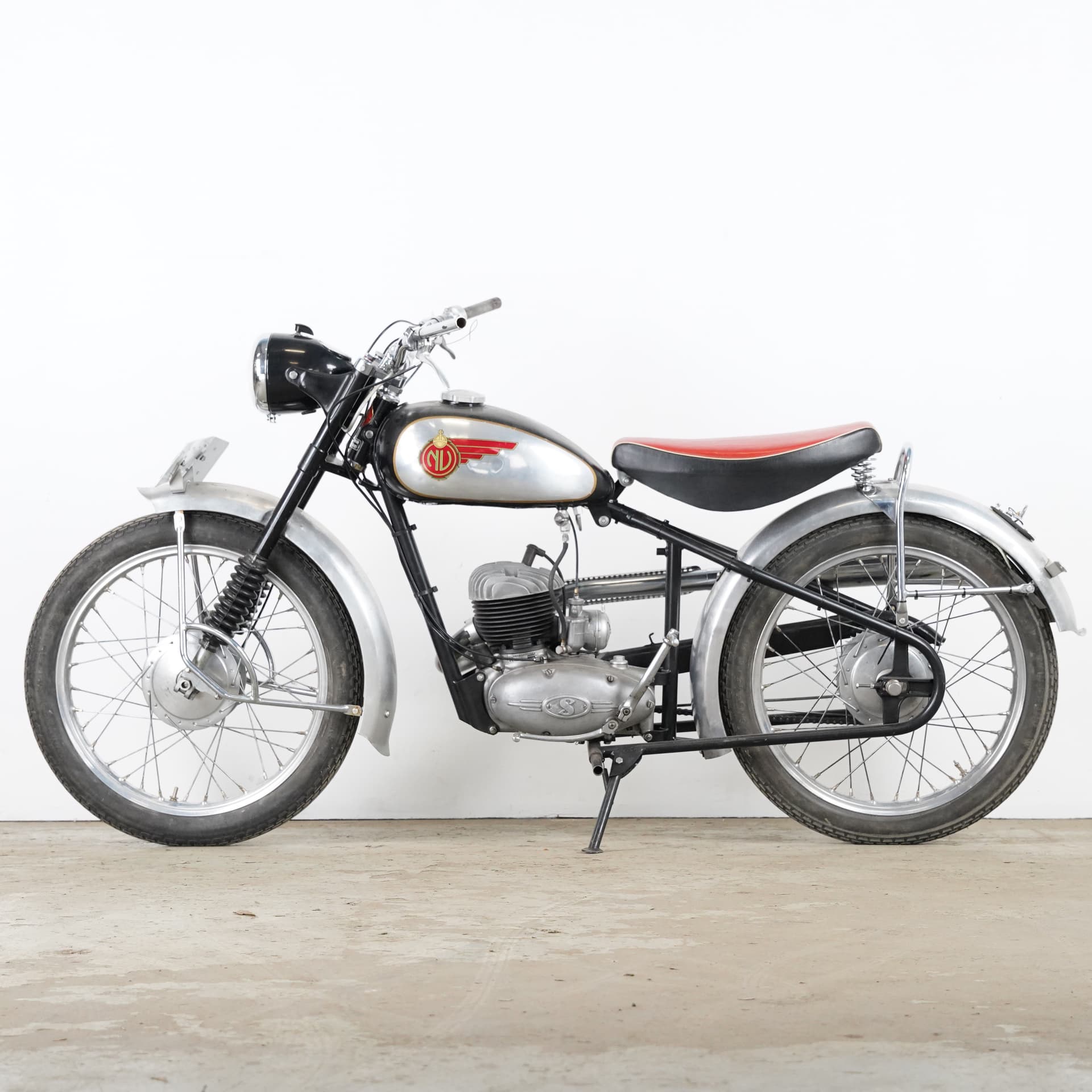 NV - NYMANS VERKSTÄDER, model 22, c. 1953. - image 2