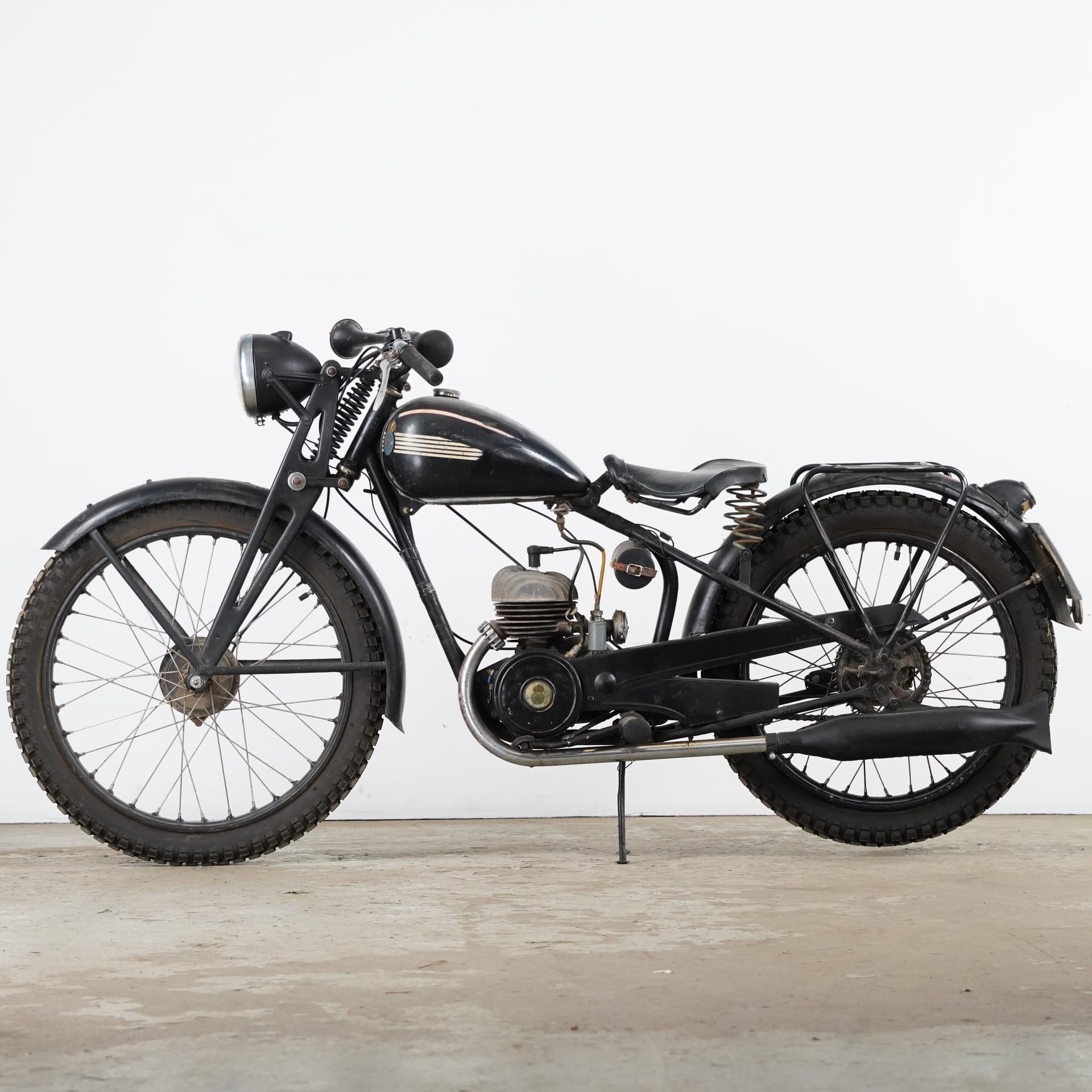 HUSQVARNA, model 24 so-called "Svartqvarna", 1946, Sweden. - image 2
