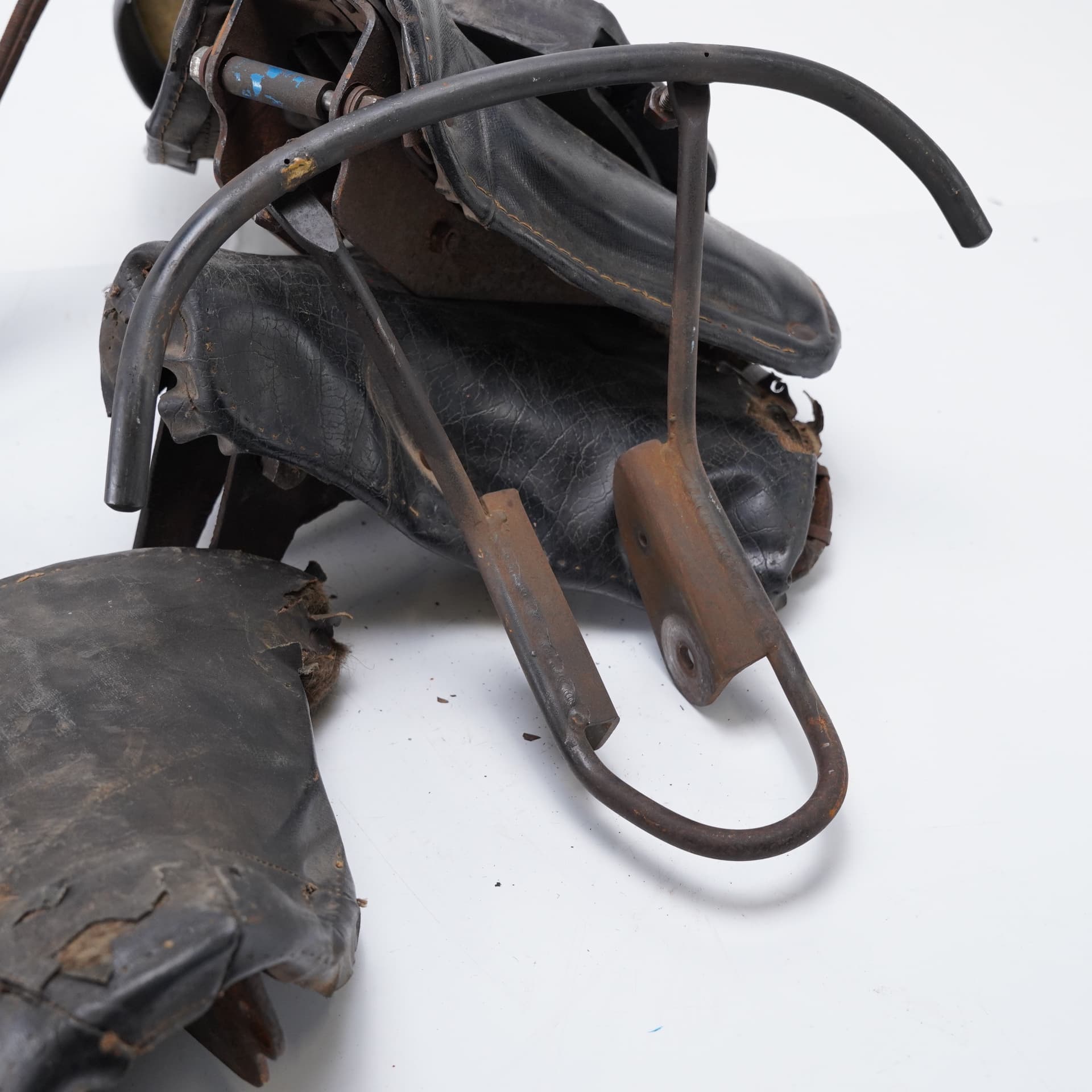 SADDLES AND COVERS, incl. Husqvarna, approx. 1950s. - image 5