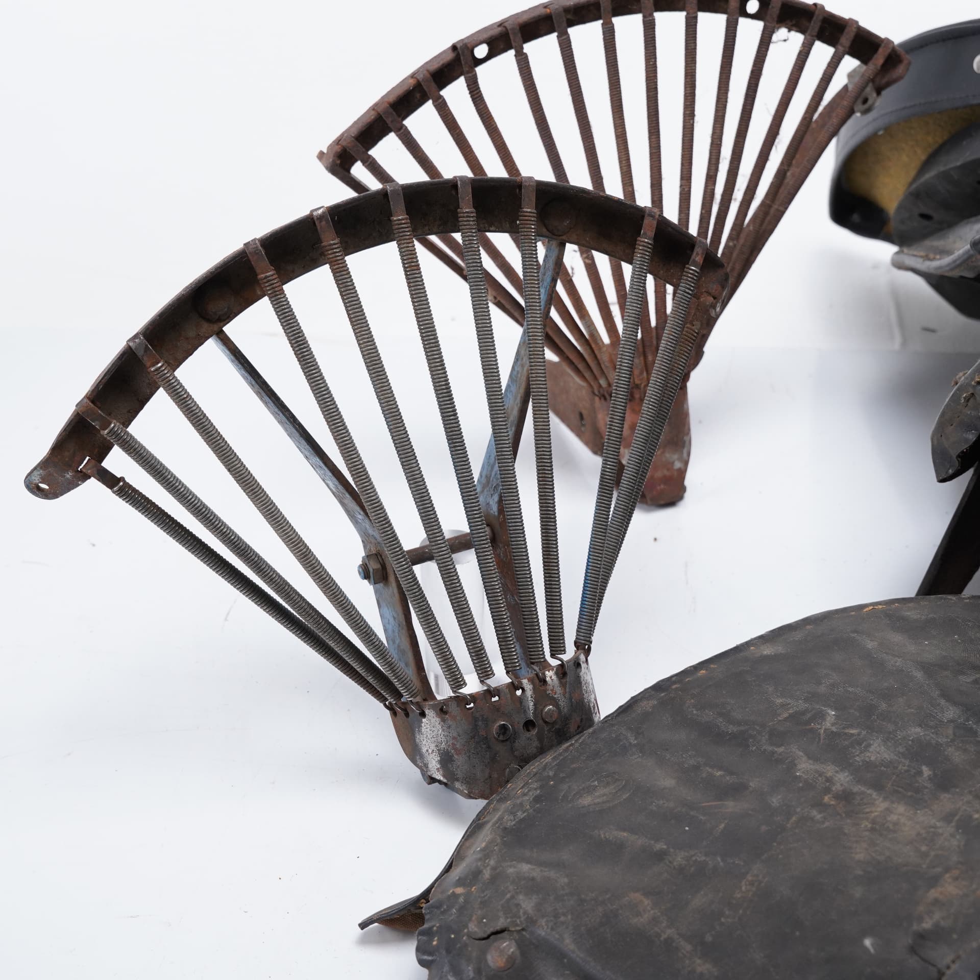 SADDLES AND COVERS, incl. Husqvarna, approx. 1950s. - image 3