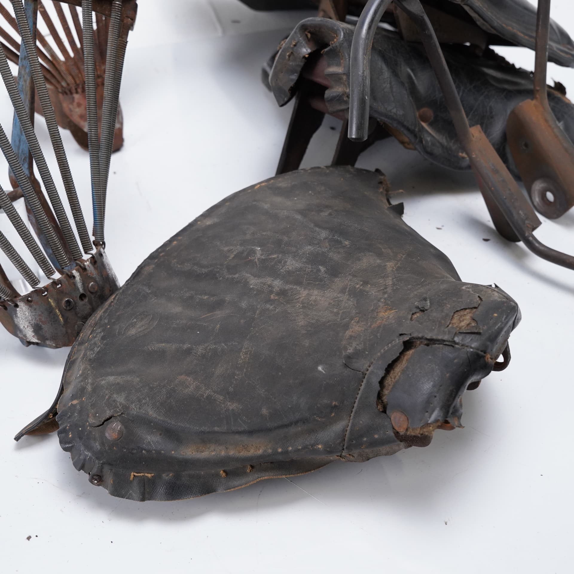 SADDLES AND COVERS, incl. Husqvarna, approx. 1950s. - image 2