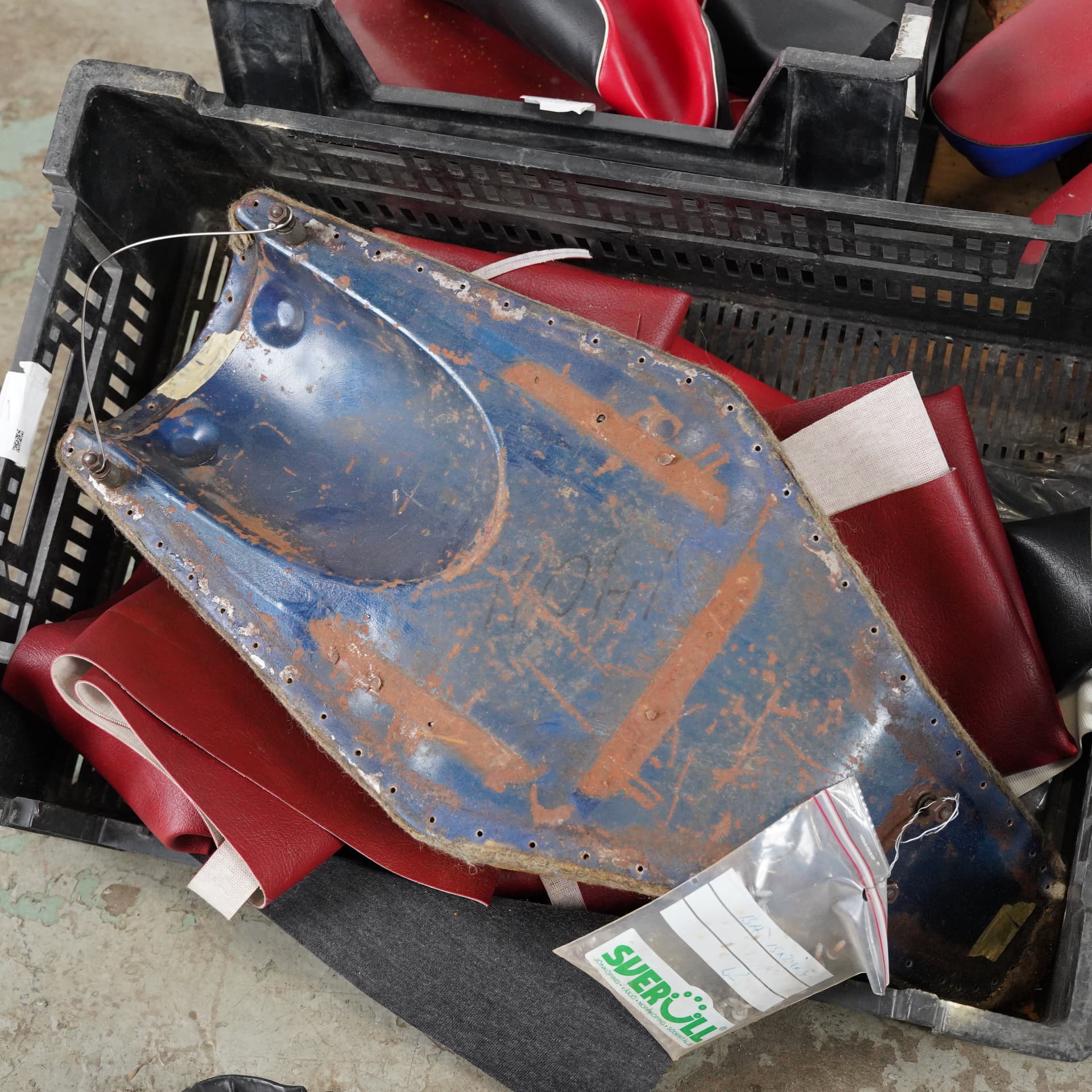 SADDLES AND COVERS, lot, incl. Monark, approx. 1950s and newly manufactured. - image 4