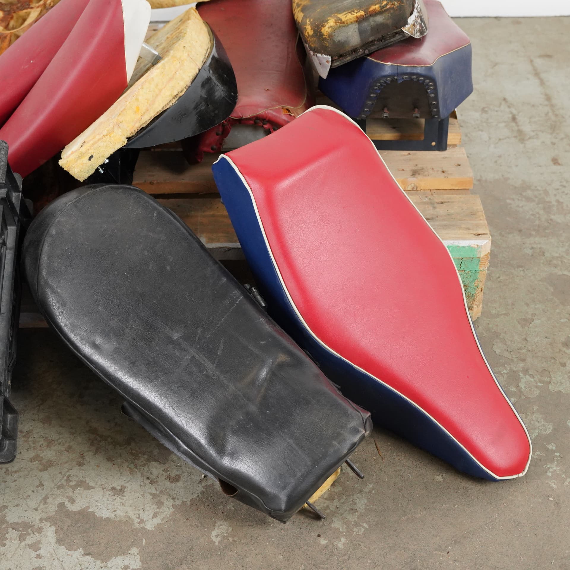 SADDLES AND COVERS, lot, incl. Monark, approx. 1950s and newly manufactured. - image 2
