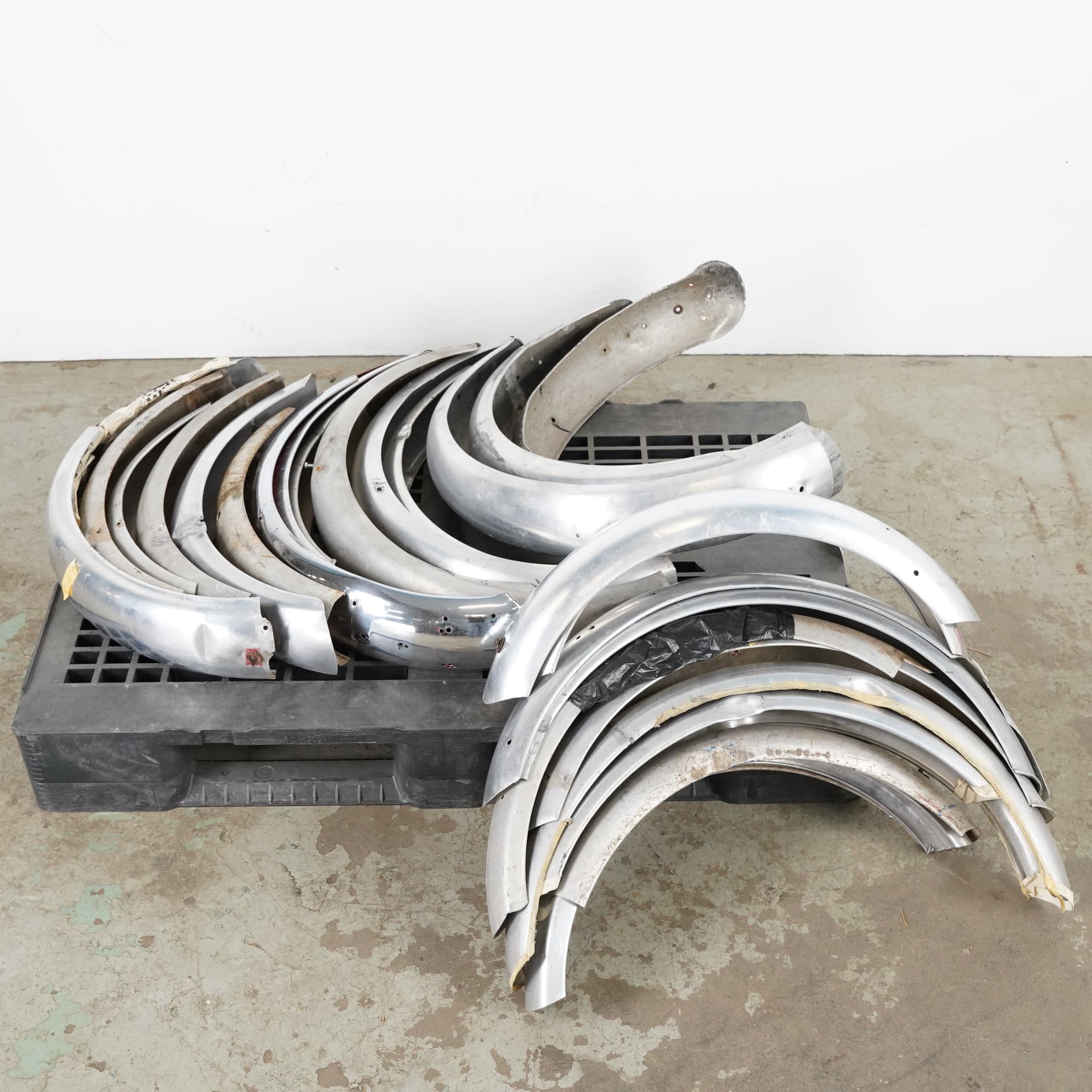 MUDGUARDS, lot, incl. Monark, approx. 1950s and newly manufactured.