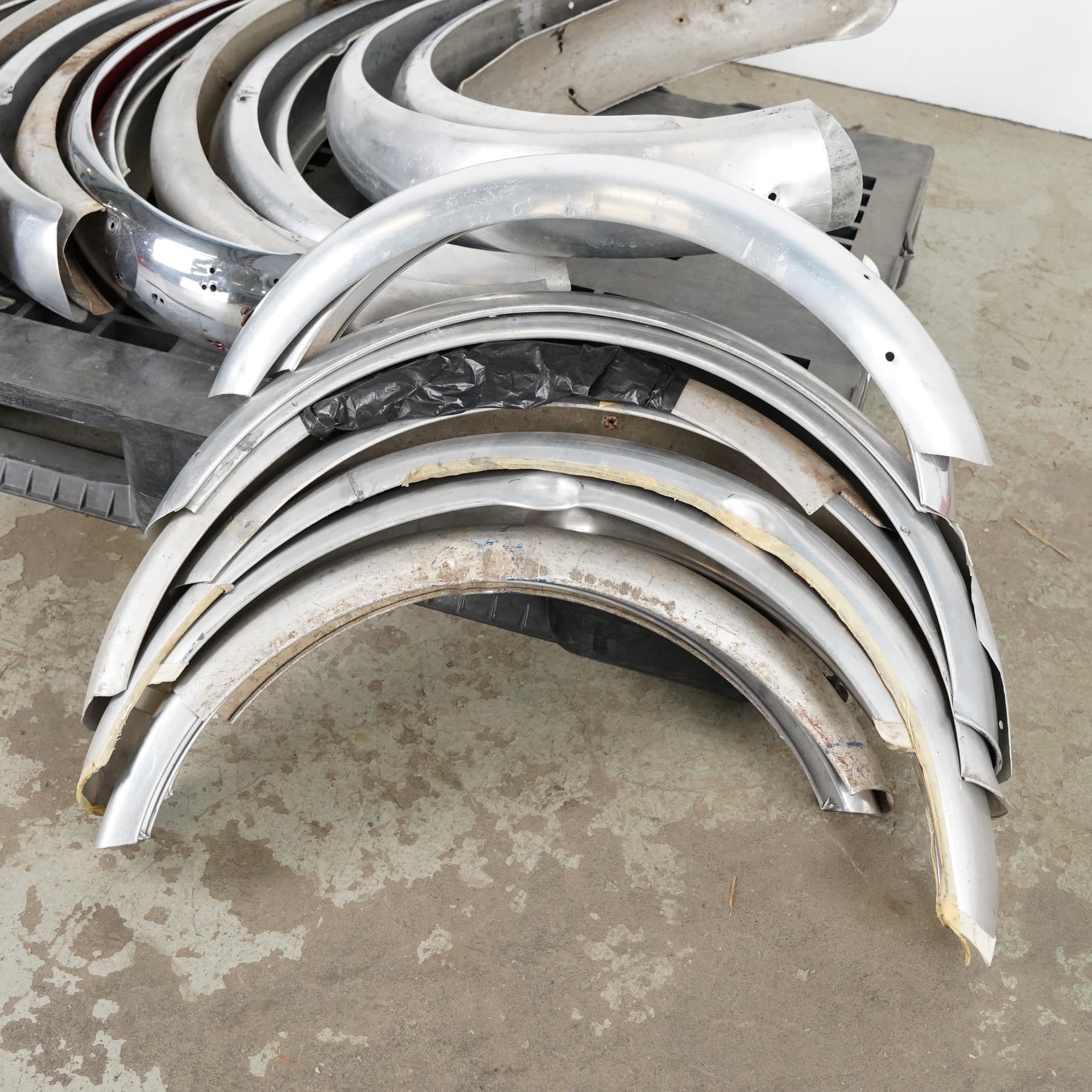 MUDGUARDS, lot, incl. Monark, approx. 1950s and newly manufactured. - image 2
