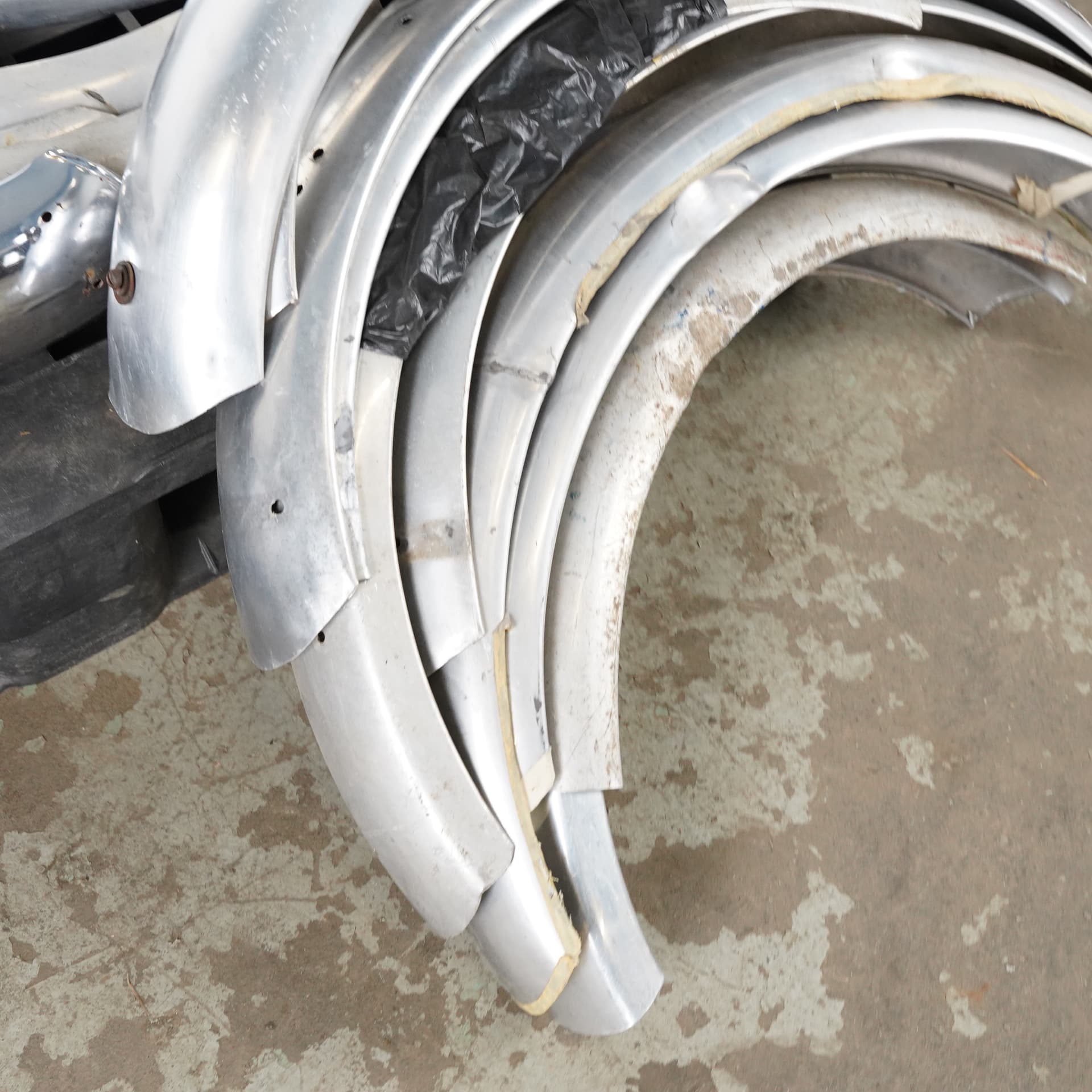 MUDGUARDS, lot, incl. Monark, approx. 1950s and newly manufactured. - image 3
