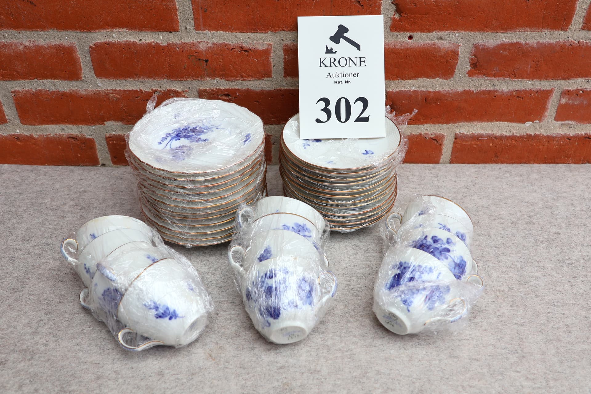 B&G Blauwe bloem met gouden rand, in totaal 36 delen, 12 van elk. MOMSFRI.