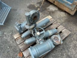 2 valve actuators with angle gear