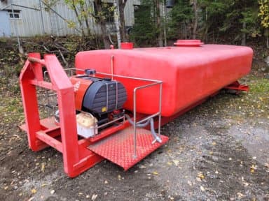 Water tank on load exchange frame with pump Godiva