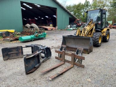 CAT 906 Wheel Loader / Year: 2004 / Hours: 7,552 / Bale Clamp / Pallet Forks / 0.8 m3 Bucket