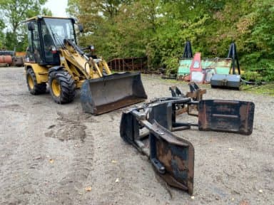 CAT 906 Wheel Loader / Year: 2004 / Hours: 7,552 / Bale Clamp / Pallet Forks / 0.8 m3 Bucket