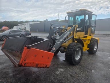 Powertrack L45 2023 against wheel loader m/ Clapper and sweeper