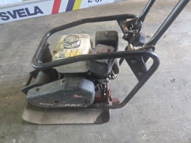 Vibrating plate with Honda GX160 petrol engine