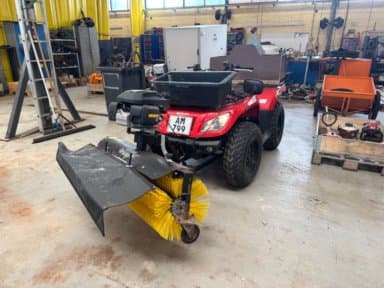 ATV Arctic Cat 450cc with broom and Lehner 70L spreader