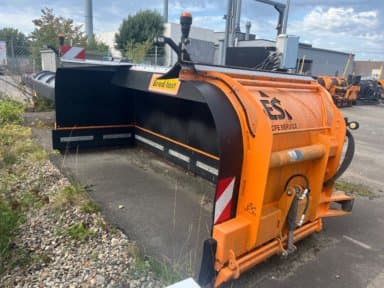 U-Snow Plow for Truck or Large Tractor, Europe Service U-trio clearing width from 370 cm to 590 cm. 37-59