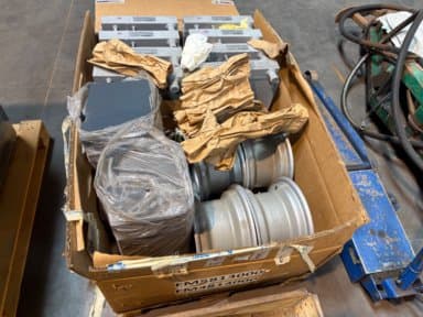 Reservation price DKK 500 - Lot with coolers, tanks, rims and jack.
