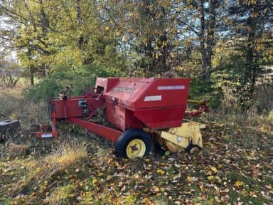 New Holland 376 baler